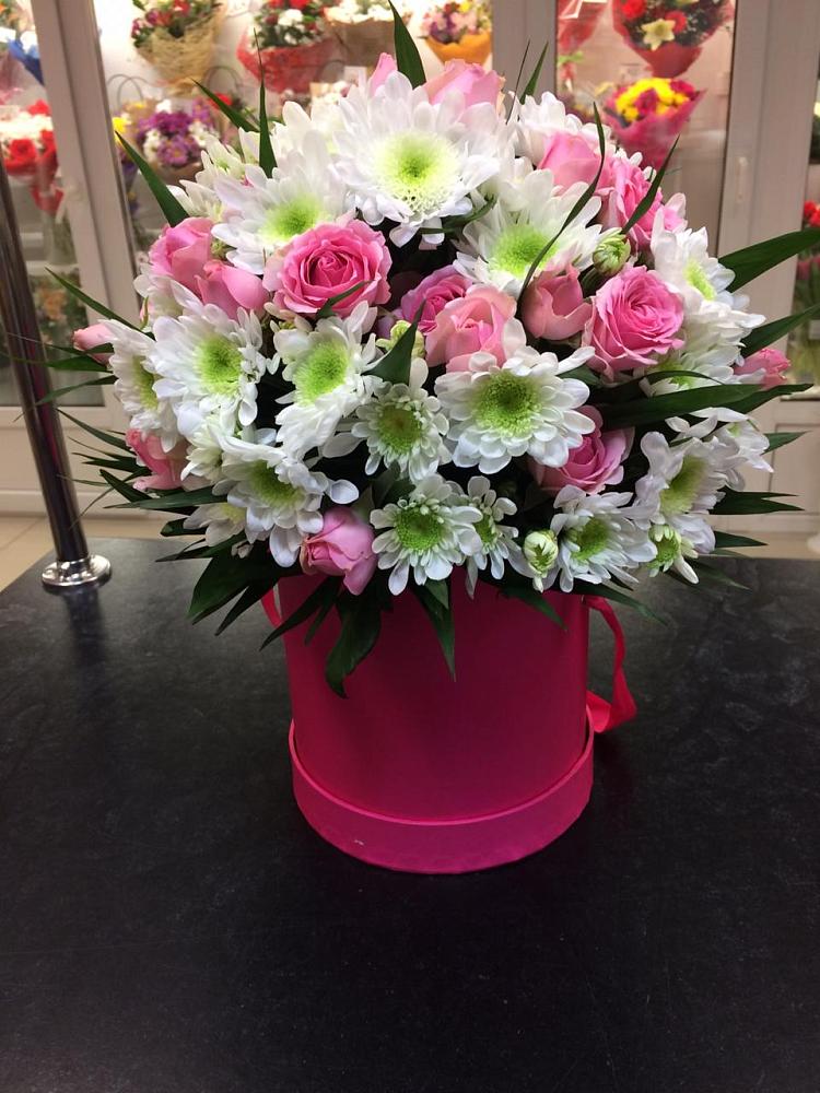 Цветочная композиция из Розы и Хризантемы в шляпной коробке в Знаменское Одинцовского района