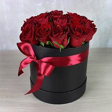 Цветочная композиция из Розы в шляпной коробке в Знаменское Одинцовского района