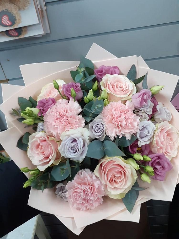 Букет цветов из: Розы, Гвоздики и Лизиантусы в Знаменское Одинцовского района